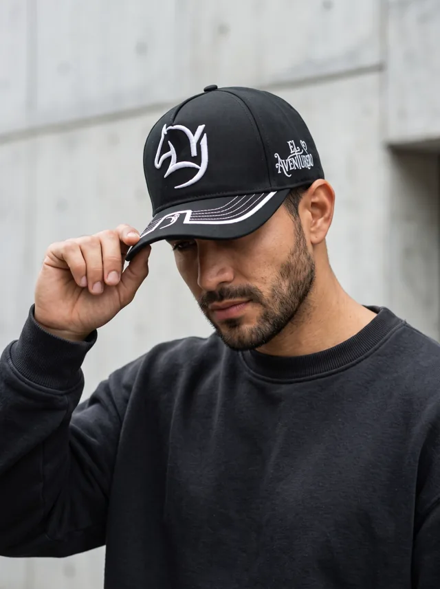 Gorra con trazos en blanco, mostrada en modelo. Fotografía ORX-007.