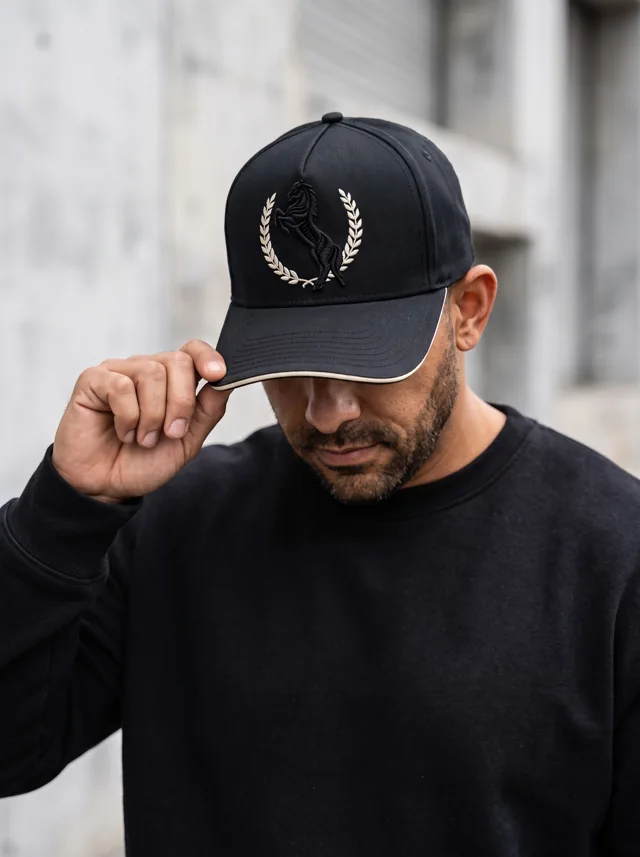 Gorra con emblema circular, mostrada en modelo. Fotografía ORX-009.