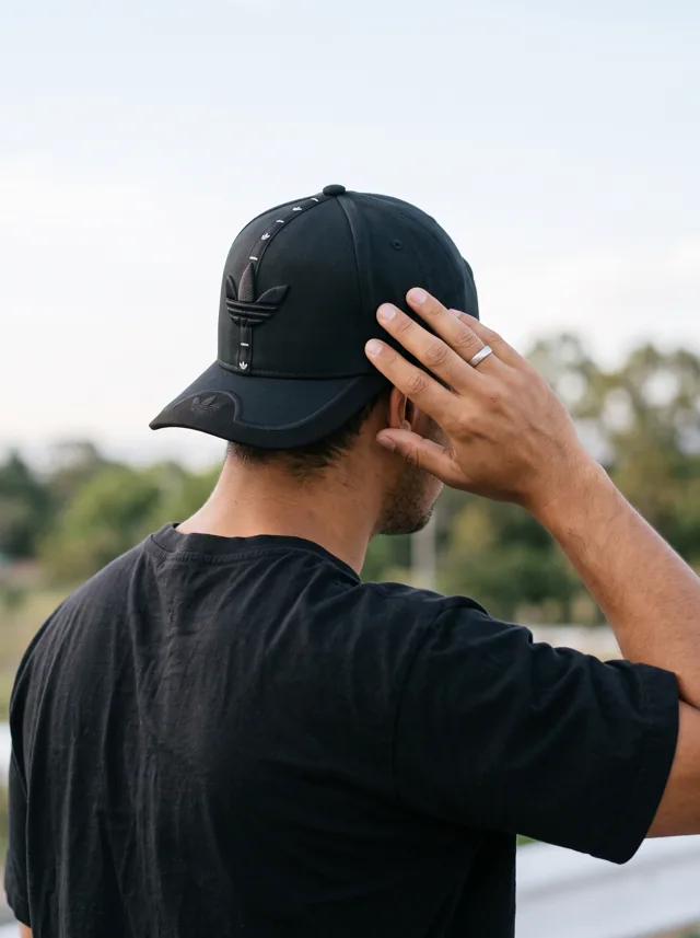 Gorra con detalle posterior, mostrada en modelo. Fotografía ORX-011.