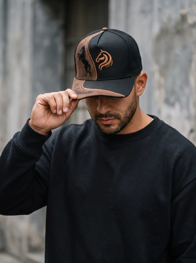 Gorra con bordado cobre, mostrada en modelo. Fotografía ORX-013.