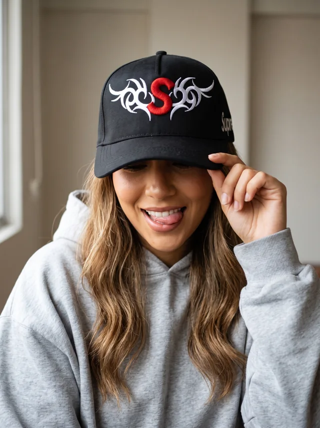 Gorra con trazos en contraste, mostrada en modelo. Fotografía ORX-030.